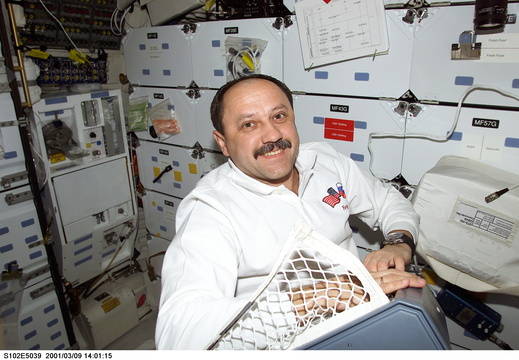 STS102-E-5039