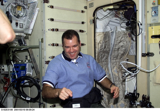 STS102-E-5100