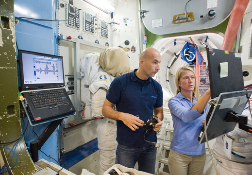 Astronauts Karen Nyberg and Luca Parmitano - 8078073168 54fe4b3b40 o