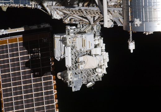 STS135-E-11056