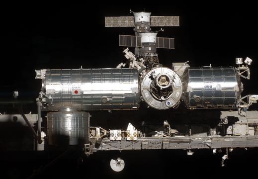 STS124-E-10191