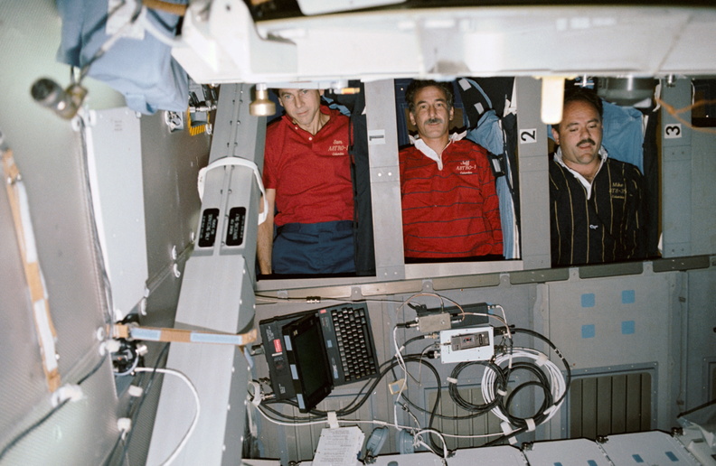 STS035-20-006.jpg