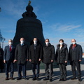 nasa2explore_51003051680_Expedition_65_prime_and_backup_crew_members_at_the_Tsar_Bell_in_Red_Square.jpg