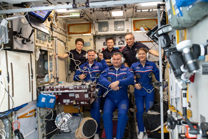 the-newly-expanded-expedition-59-crew_33537659608_o.jpg