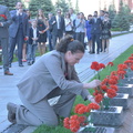 serena-aun-chancellor-of-nasa-lays-flowers-where-russian-space-icons-are-interred_42128610631_o.jpg