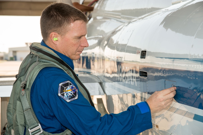 terry-virts-prepares-for-a-flight-in-a-nasa-t-38-trainer-jet_10558682264_o.jpg