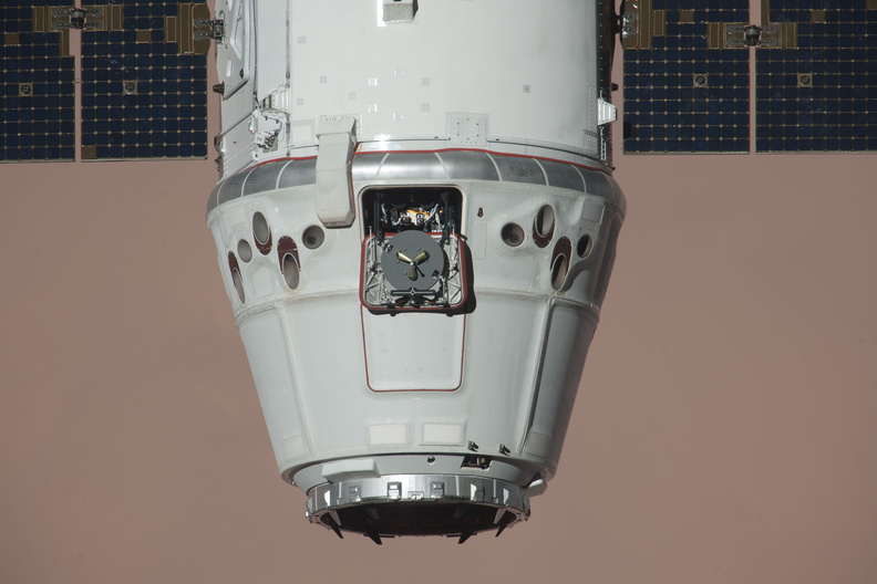 spacex-dragon-approach-and-grapple_7296333022_o.jpg