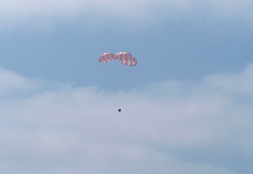 spacex-dragon-parachute-descent 8135614873 o
