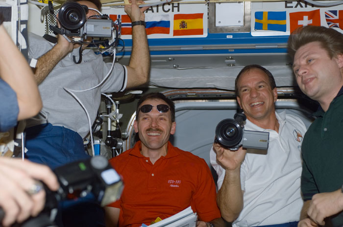 STS110-E-05099