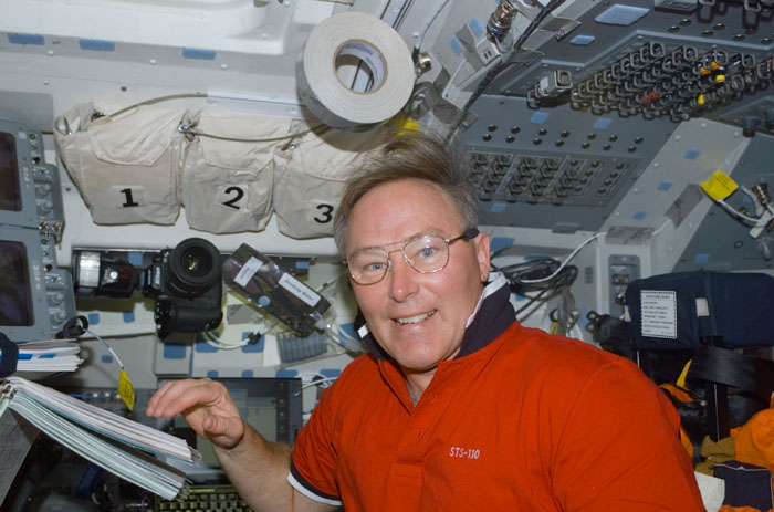 STS110-E-05001