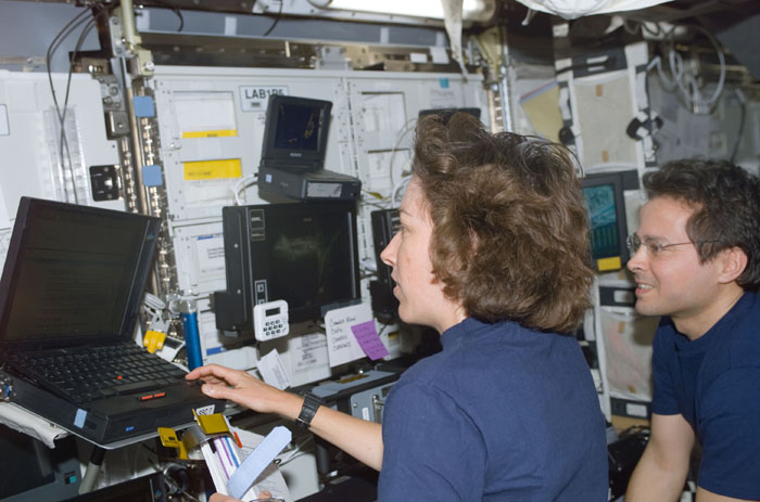 STS110-E-05201
