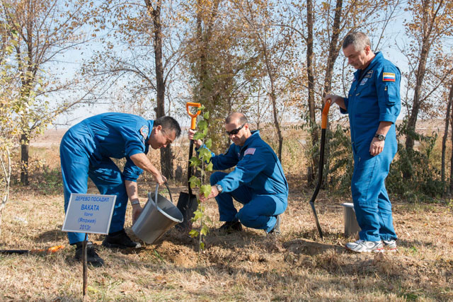 nasa2explore 10611911705 Expedition 38 Crew Members Plant a Tree